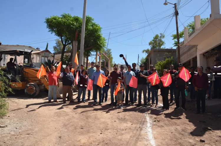 Cumple Alcalde compromiso pavimentación en calle Montijo