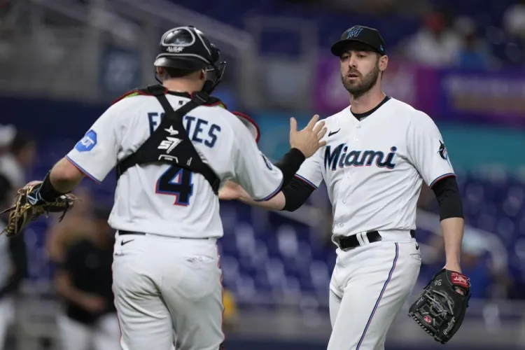 Marlins superan a los Reales