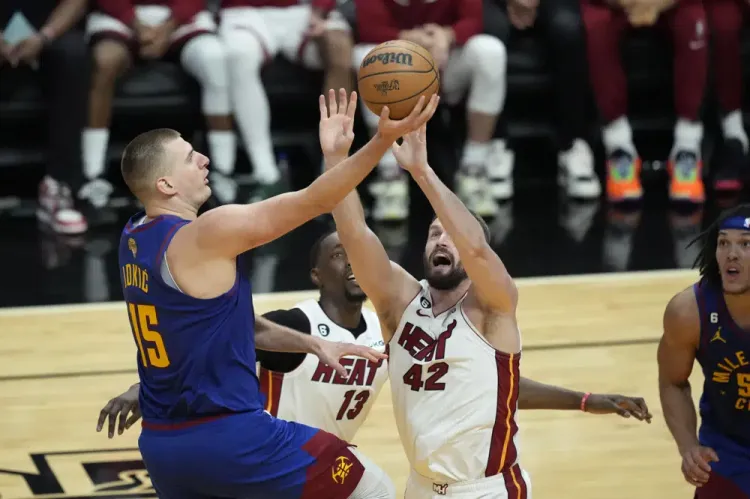 Jokic y Murray guían a Nuggets