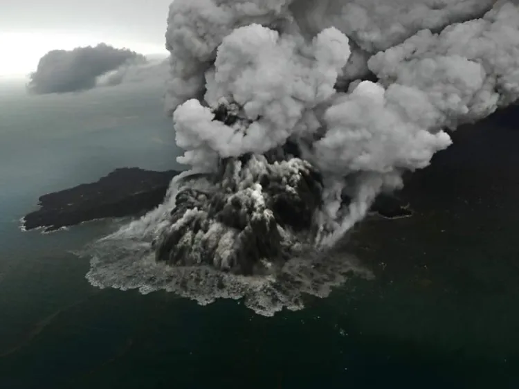 Captan erupción del Volcán Anak Krakatoa en Indonesia