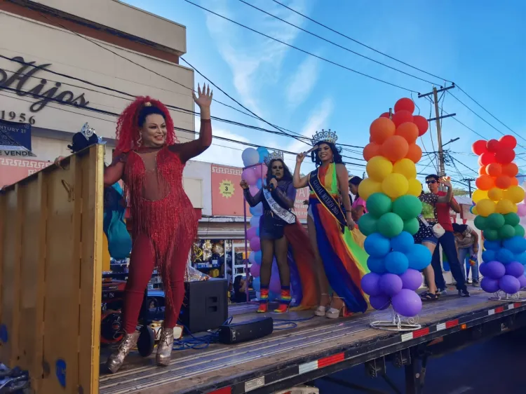 Llenan de colores con desfile del Orgullo LGBTIQ+
