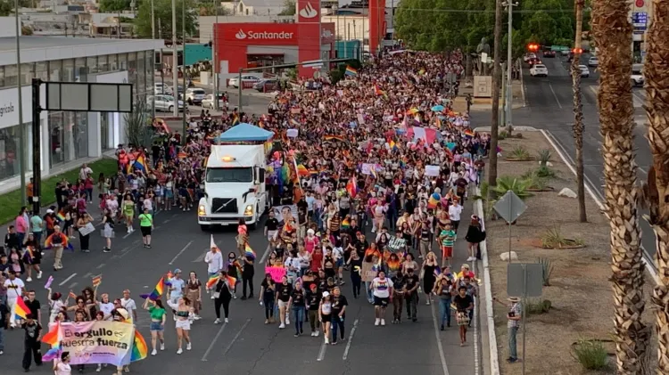 Marchan más de 15 mil personas en desfile por el orgullo