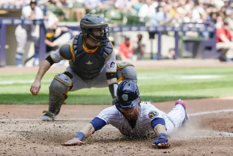 Luis Urías produce dos al ganar Cerveceros