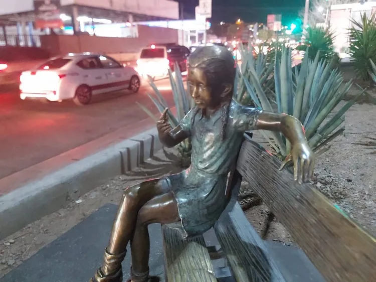 Roban escultura de “la niña lectora” afuera de empresa