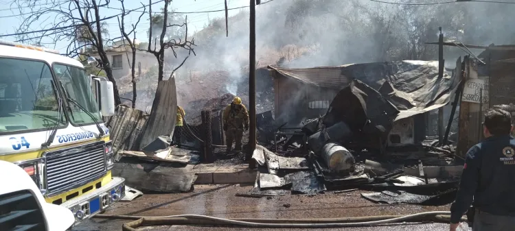 Incendios consumen viviendas y negocios