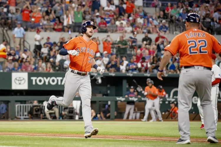 Astros arrebatan triunfo