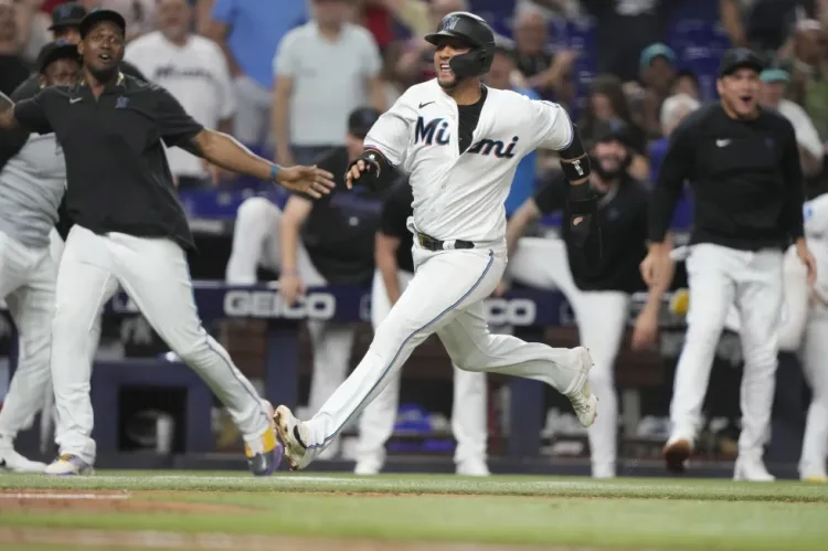 Gurriel anota carrera del gane para Marlins