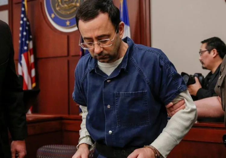 Apuñalan al médico convicto Larry Nassar