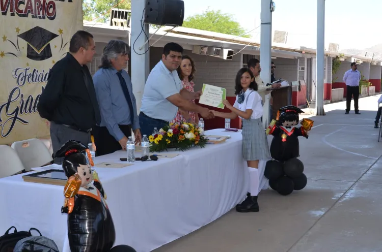 Reconocen estudiantes de excelencia académica en primaria Leona Vicario