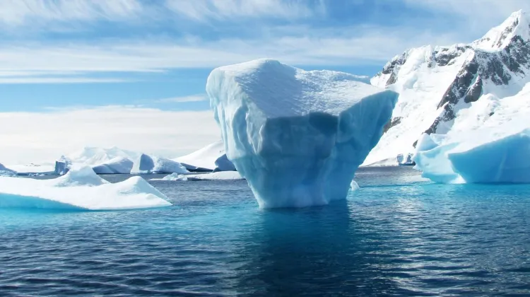 Hielo de la Antártida, en su nivel más bajo