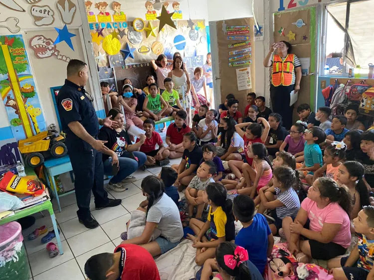 Imparten bomberos pláticas de prevención a niños y adolescentes