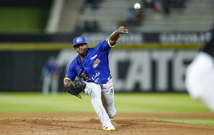 Regresa con Charros brazo cubano