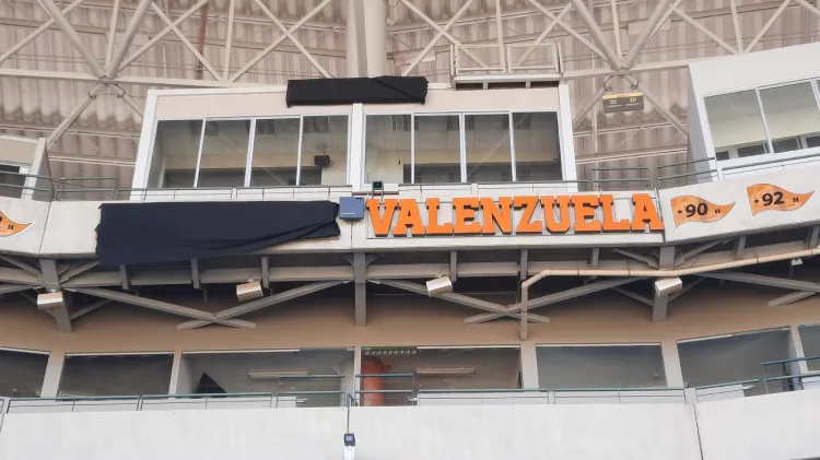 Lista develación del estadio Fernando Valenzuela