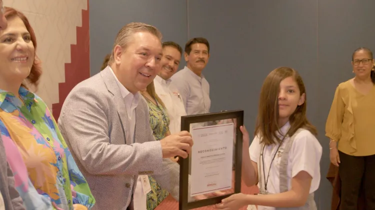 Recibe estudiante nogalense reconocimiento por excelencia académica