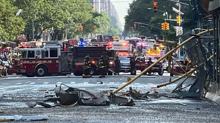 Grúa se incendia y se desploma en Nueva York; hay varios heridos