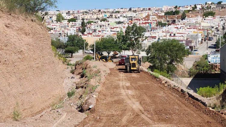 Mantiene Servicios Públicos raspado de calles por lluvias