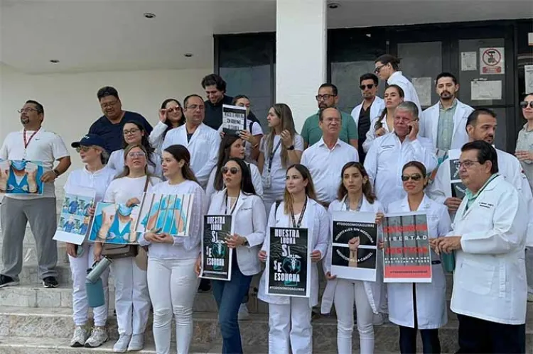 Médicos anestesiólogos se manifiestan frente al Congreso del Estado