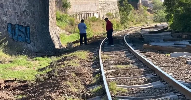 Encuentran a hombre sin vida cerca de vías del tren