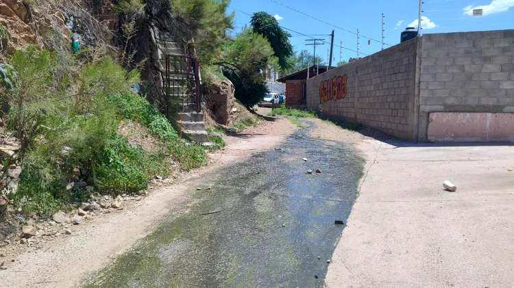 Reportan fuga de drenaje en Callejón Aldama