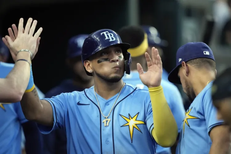 Paredes produce dos al ganar los Rays