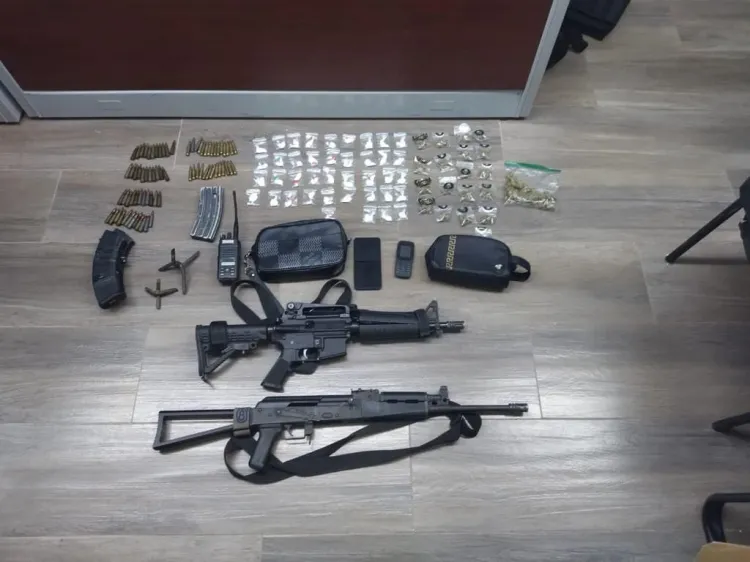 Aseguran a dos con armas y drogas en Caborca