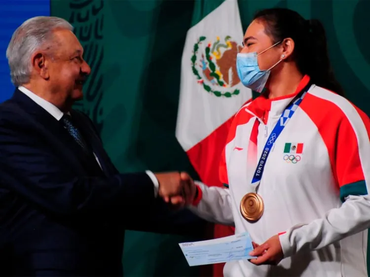 Reconoce AMLO a atleta mexicana y niños en competencia de matemáticas