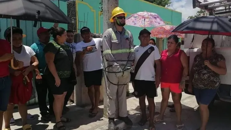 Amarran a empleado de CFE a poste por falta de luz