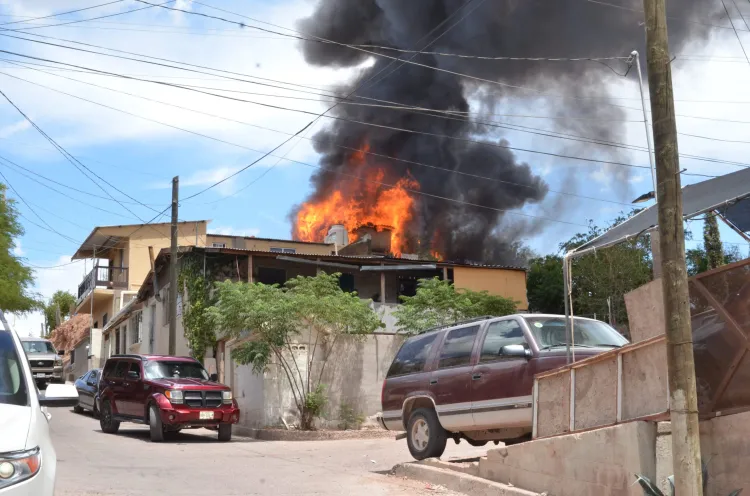 Emergencia por incendio afecta 3 viviendas en El Rastro