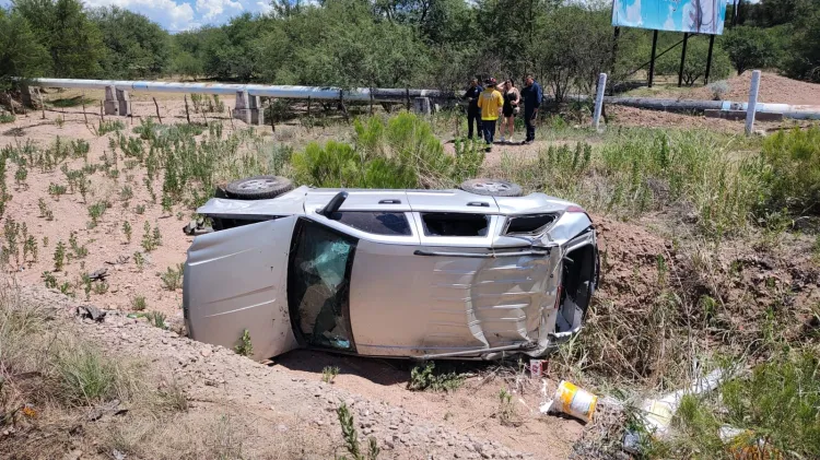 Vuelca conductora al sur de Nogales