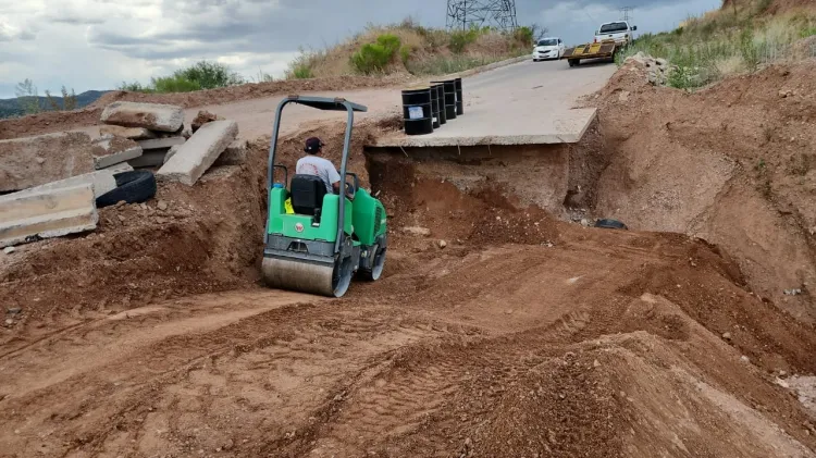 Reparan socavón en ruta alterna Bellotas - Monarca