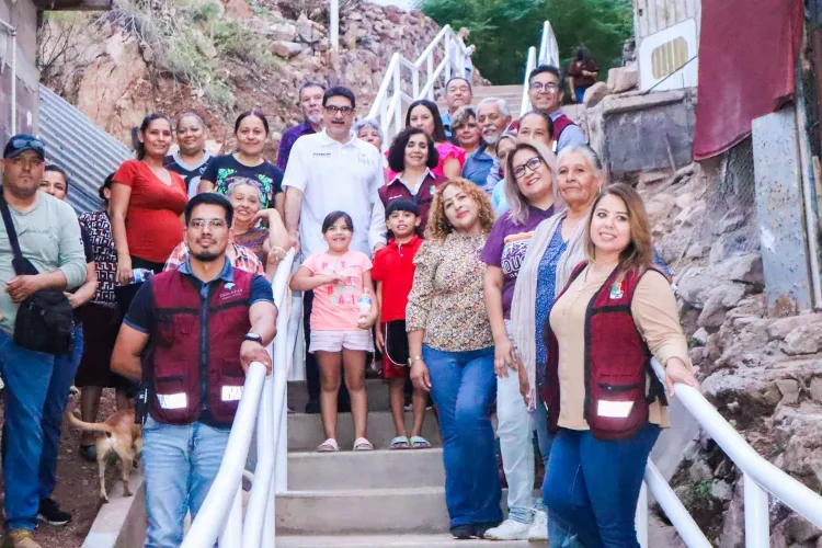 Supervisa Alcalde obra de escalinata en Las Torres