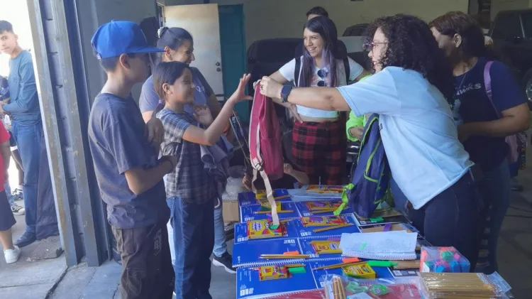 Cumplen con la entrega de mochilas y útiles escolares