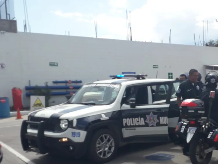 Pide tanque lleno de gasolina y huye sin pagar