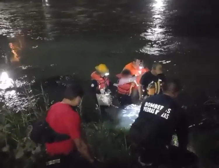 Rescatan a madre y bebé migrantes atrapados en el río Bravo