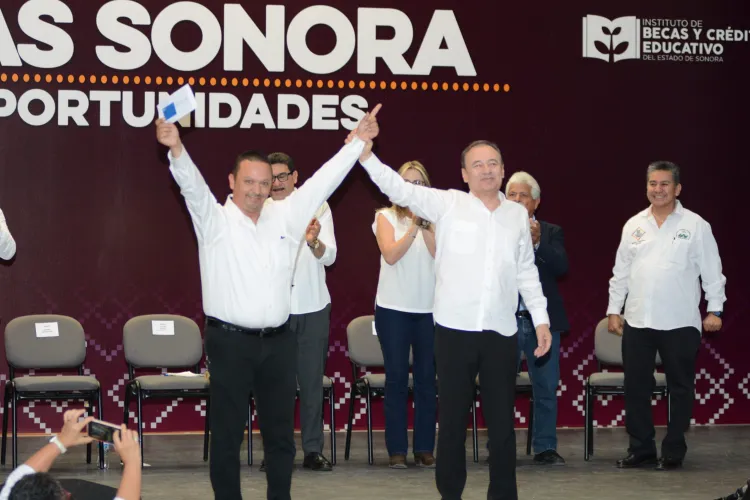 Entregan 1,550 Becas Sonora