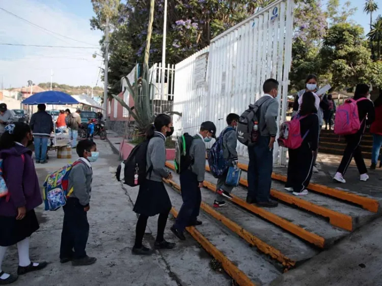 Felicita AMLO a estudiantes, maestros y padres de familia por nuevo ciclo escolar