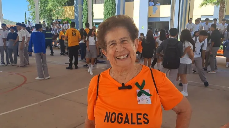 A sus casi 84 años es entrenadora de Cachibol