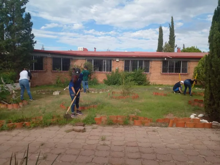 Mantiene Ecobarrio limpieza y reforestación en Asilo de Ancianos