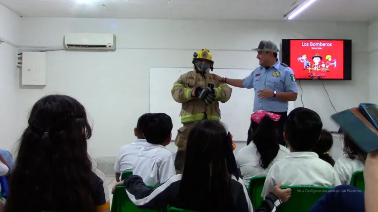 Llevan bomberos de Nogales pláticas de prevención a primaria