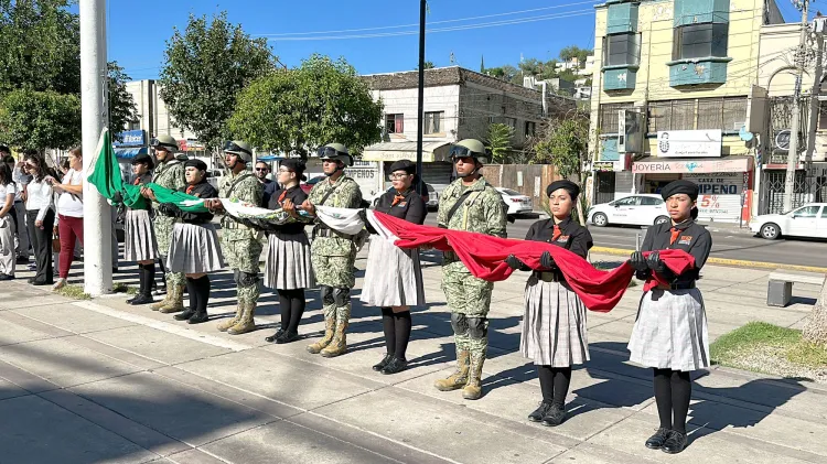 Inicia Mes Patrio con honores a la bandera