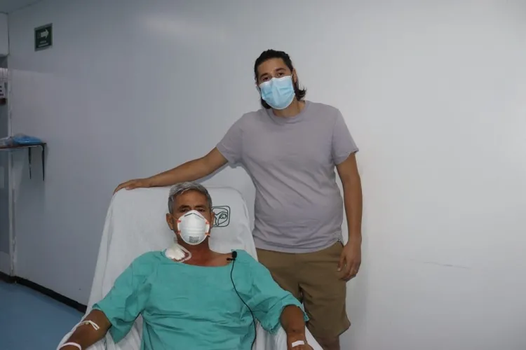 Hijo salva la vida a su padre con trasplante de riñón