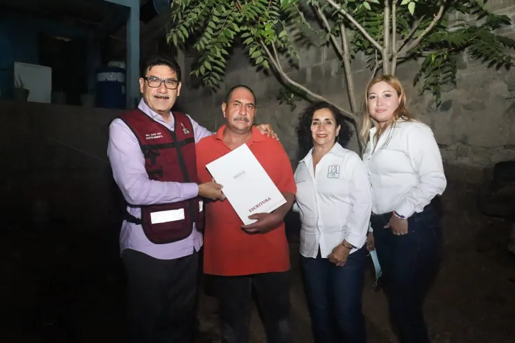 Entrega Alcalde escrituras a familias de la Solidaridad