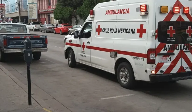 Cae anuncio y lesiona a mujer; empresa se niega a responder por daños