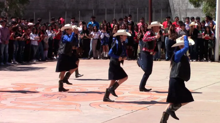 Acerca baile folclórico a jóvenes con historia y cultura