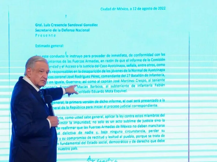 Revela AMLO cartas a titular de la Sedena por caso Ayotzinapa