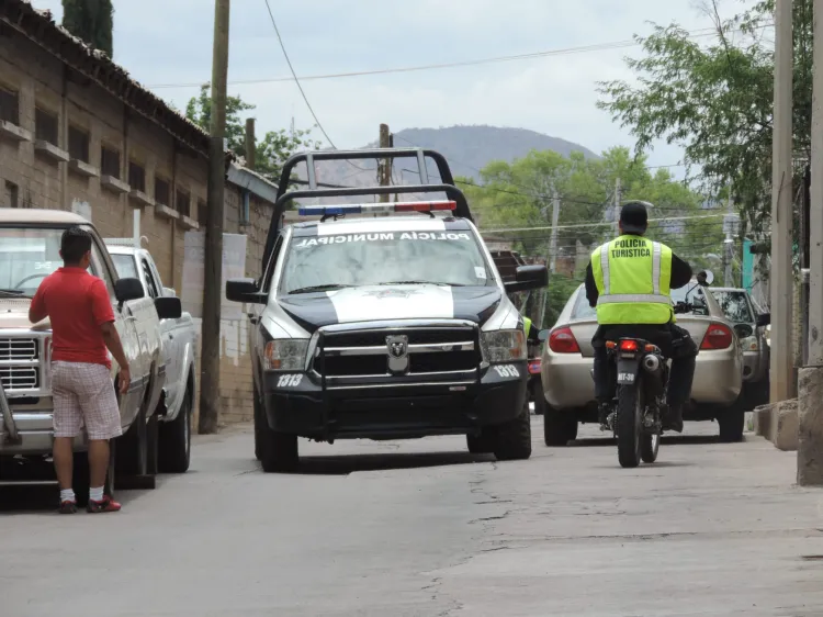 Denuncia a su vecina por tirar a perrito a la basura