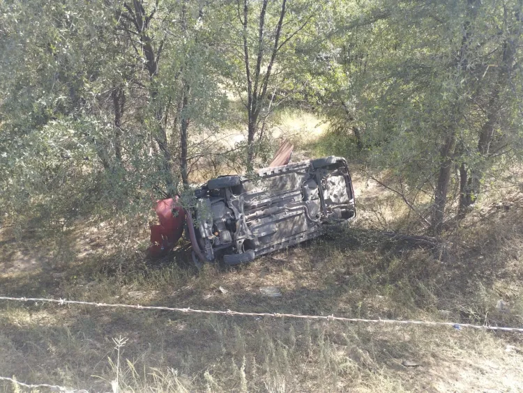 Vuelcan estudiantes en carretera por exceso de velocidad