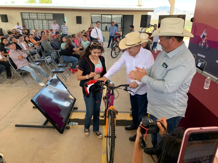 Gobernador entrega bicicletas en municipios de la sierra alta