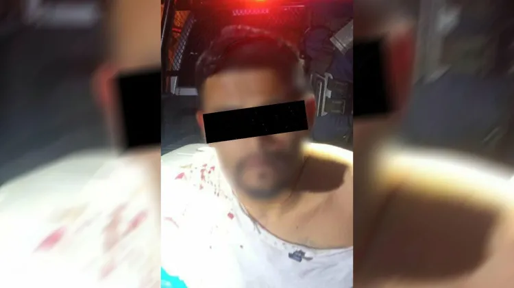 Agrede a policías con vidrio en mano