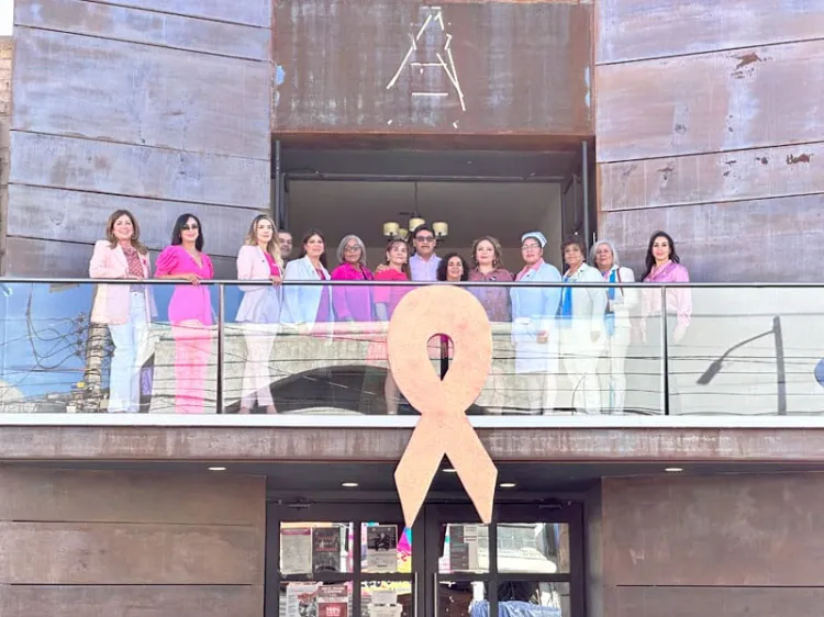 Conmemoran lucha contra el cáncer; colocan distintivo en el Ayuntamiento